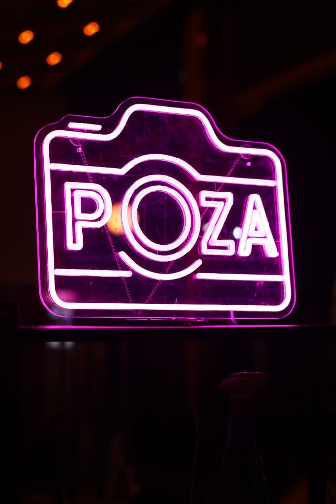 שלט ניאון פוזה באירוע