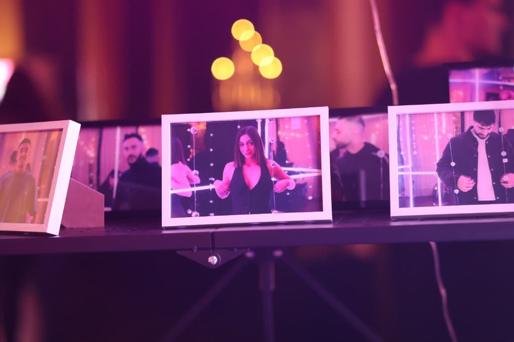 תמונות ממוסגרות בקופסה מעוצבת